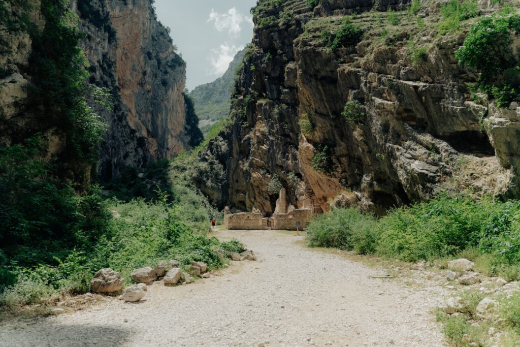 El laberinto de las vertientes basálticas: cómo la movilidad eléctrica rural y los caminos de herradura transforman el transporte en la isla de La Gomera