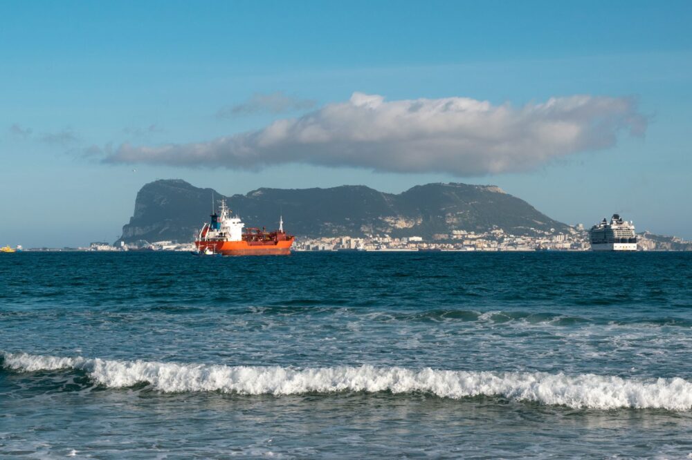 El latido del Transmediterráneo: Conectividad portuaria y la odisea logística del Estrecho de Gibraltar
