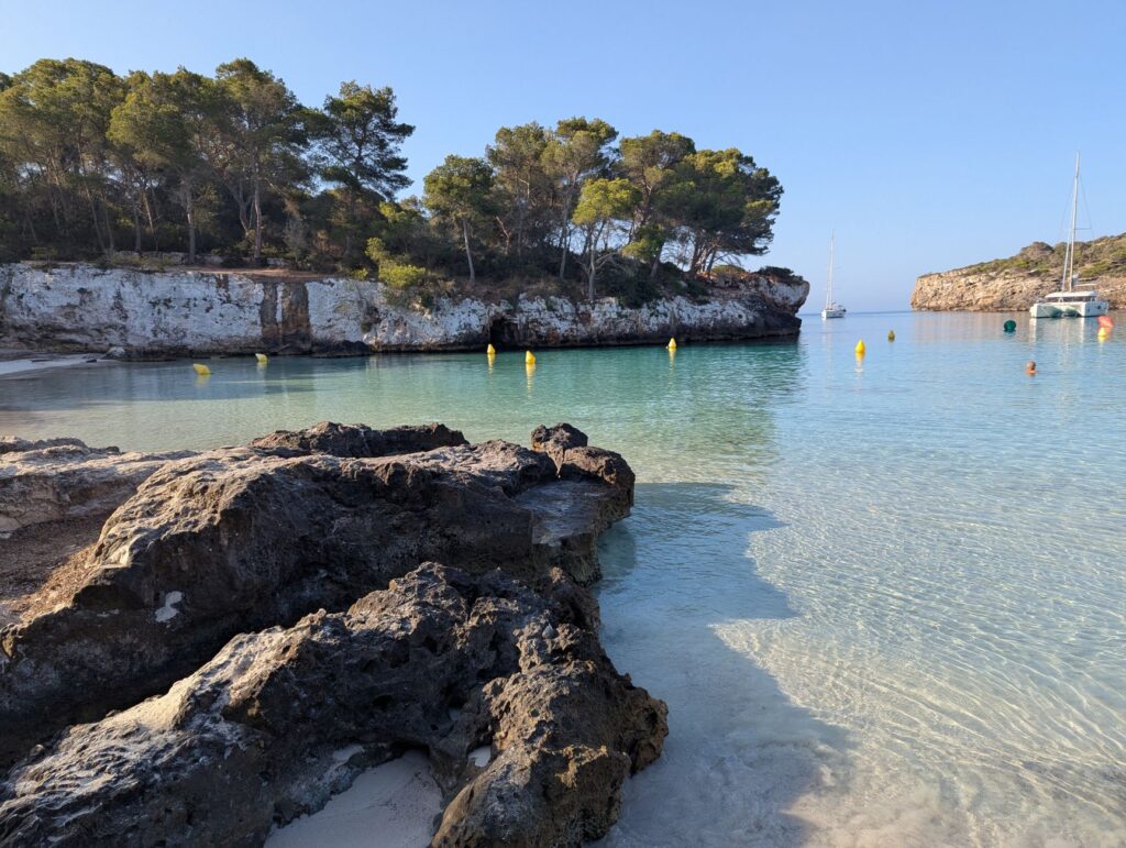 El laberinto de las calas calcáreas: cómo la movilidad náutica eléctrica y las vías ciclistas transforman el transporte en Menorca