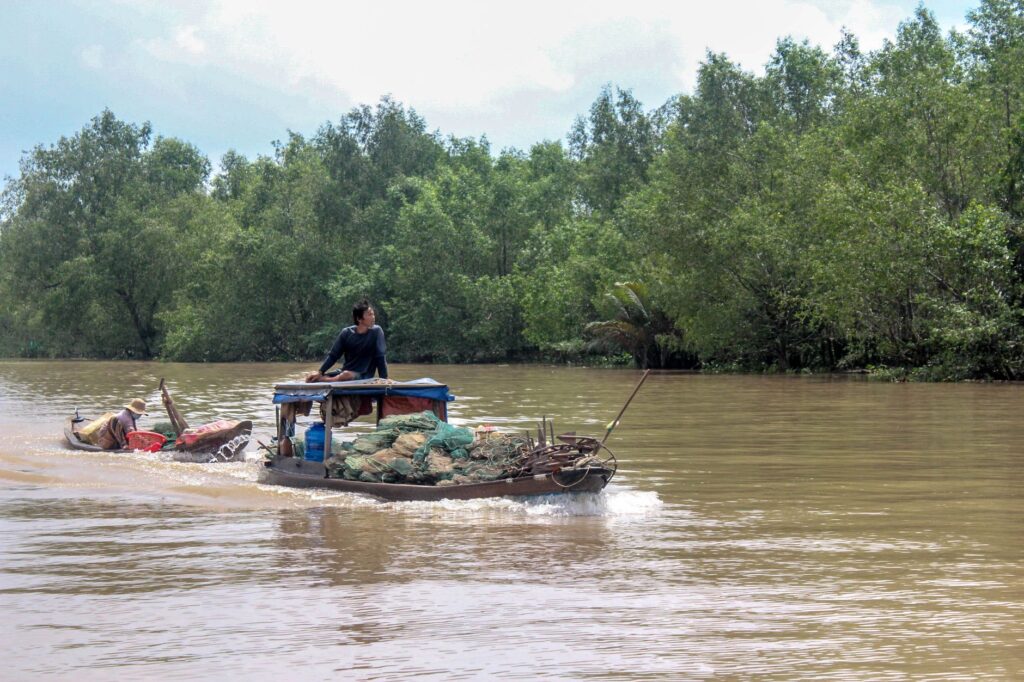 El laberinto suspendido de las barcazas del delta del Mekong: Ingeniería fluvial, mercados flotantes y la conectividad anfibia del sur de Vietnam