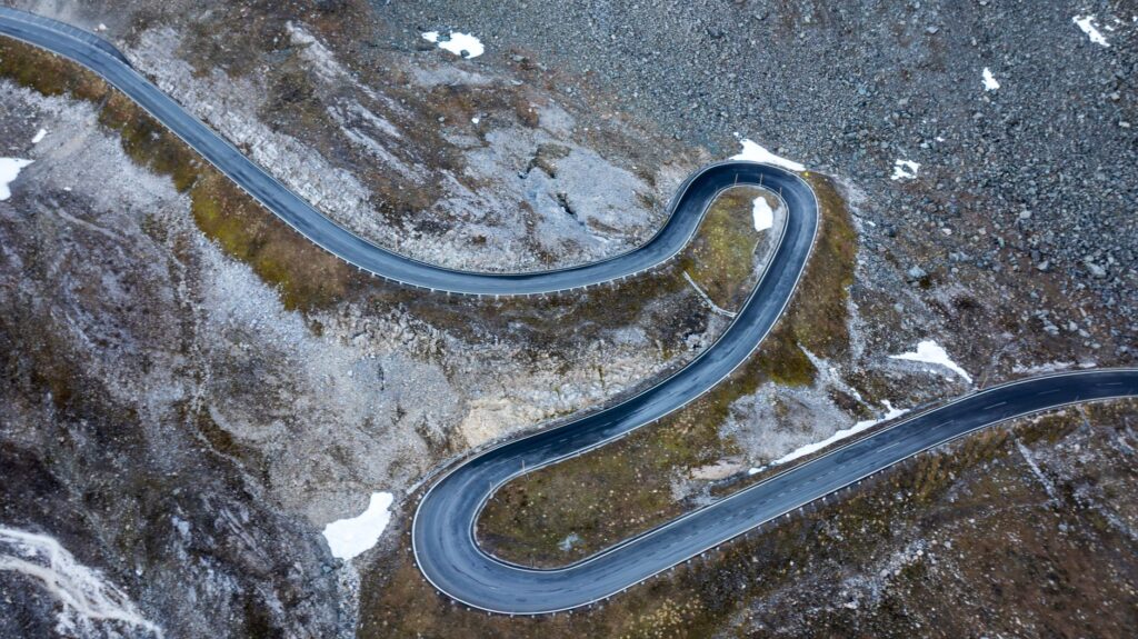 El Ferrocarril Qinghai-Tíbet: Ingeniería del permafrost, logística de oxígeno y la conquista ferroviaria del Techo del Mundo