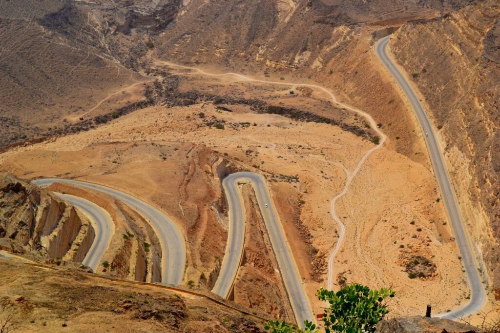 El latido intermodal de la ruta del mar de Omán: Falajs de montaña, transbordadores costeros y la frágil conectividad de la península de Musandam