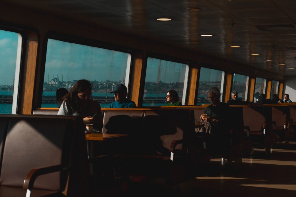El latido del ferry de Tromsø a las islas Lofoten: navegación ártica y travesía por los fiordos noruegos