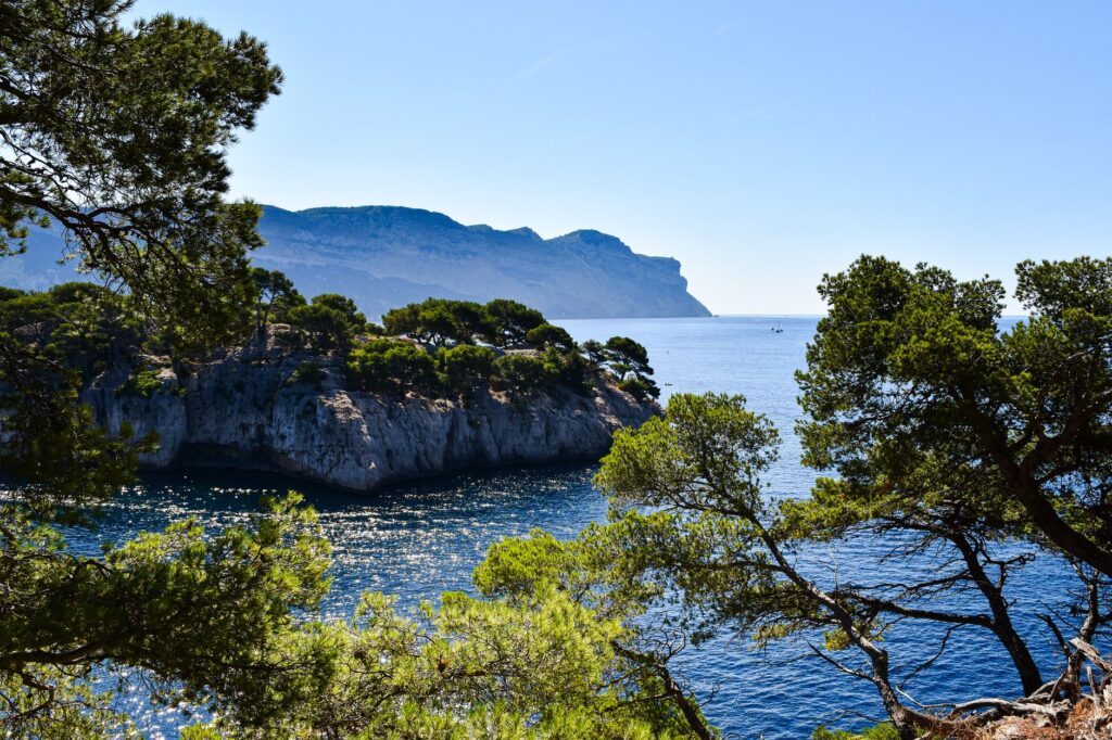 El latido de los funiculares de la colina de Cassis: Ingeniería de contrapesos de agua y la memoria anfibia del Mediterráneo provenzal