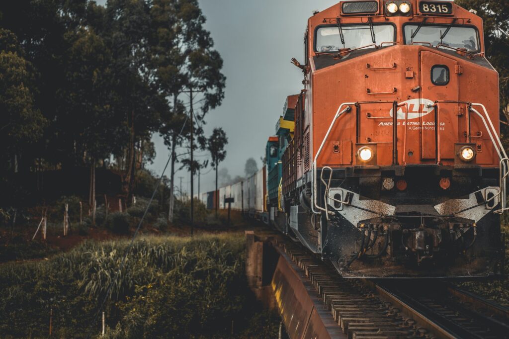 El latido intermodal de la Fosa de los elefantes: Trenes de carga pesada, camiones de alta montaña y la frágil conectividad de los altiplanos de Mpumalanga