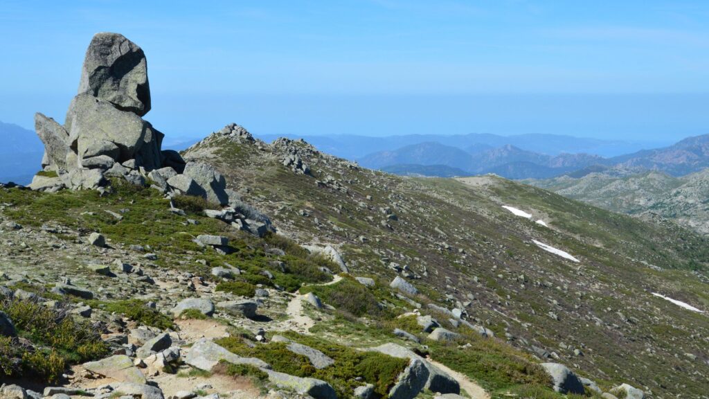 La Travesía de las Altas Cumbres de Córcega: Guía de Expedición y Senderismo Extremo por el GR 20