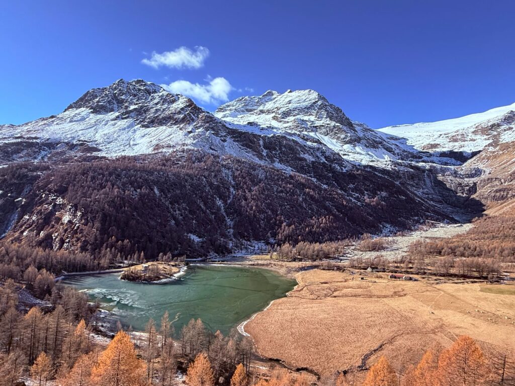 El pulso de hierro sobre el glaciar: La ingeniería circular y la conectividad alpina del Ferrocarril Rético