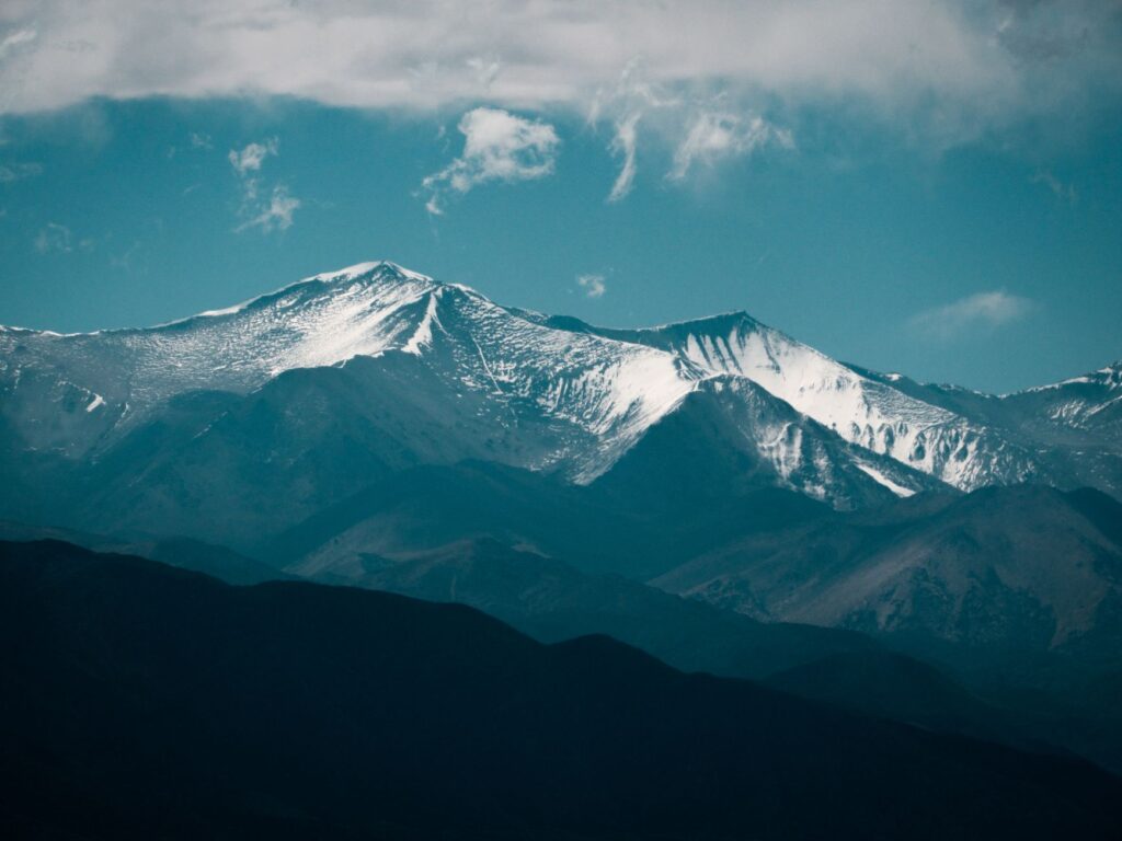 El refugio de la perdiz nival en los pedregales de Sierra Nevada: biología alpina y conservación en las cumbres béticas