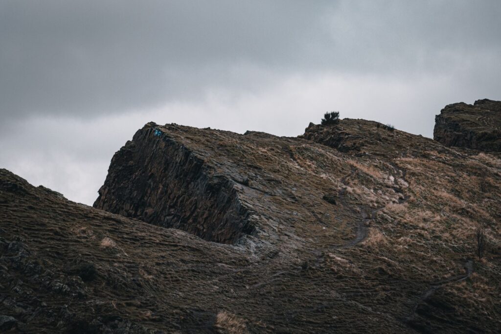 Edimburgo, más allá de la piedra: El latido oculto bajo la niebla escocesa