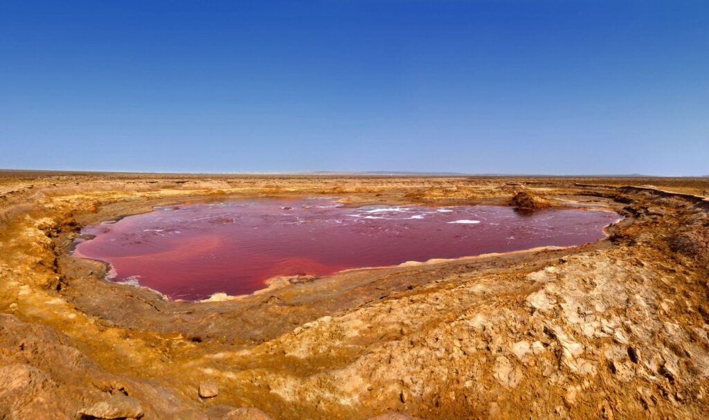 La Travesía del Desierto de Danakil en Caravana: Guía de Expedición y Logística Extrema por las Tierras Más Bajas y Cálidas del Planeta