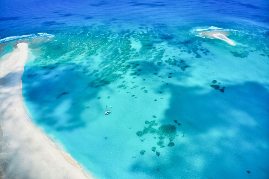 El laberinto de piedra y marea: la ingeniería oceánica y el transporte en la ruta interinsular de las islas Cook
