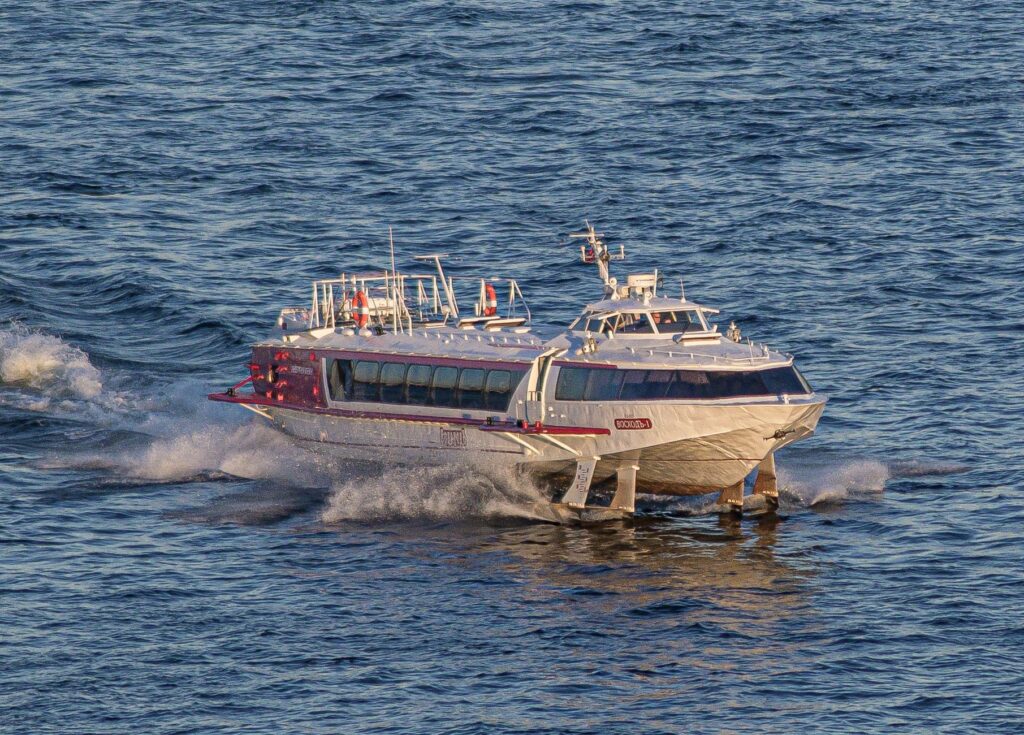 La Travesía del Estrecho de Gibraltar en Ferry: Guía de Navegación y Logística Marítima entre Dos Continentes