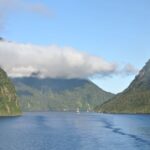 El laberinto de los fiordos de Milford Sound: Navegación de alta mar, ingeniería de túneles y la frágil conectividad de la costa oeste de Nueva Zelanda