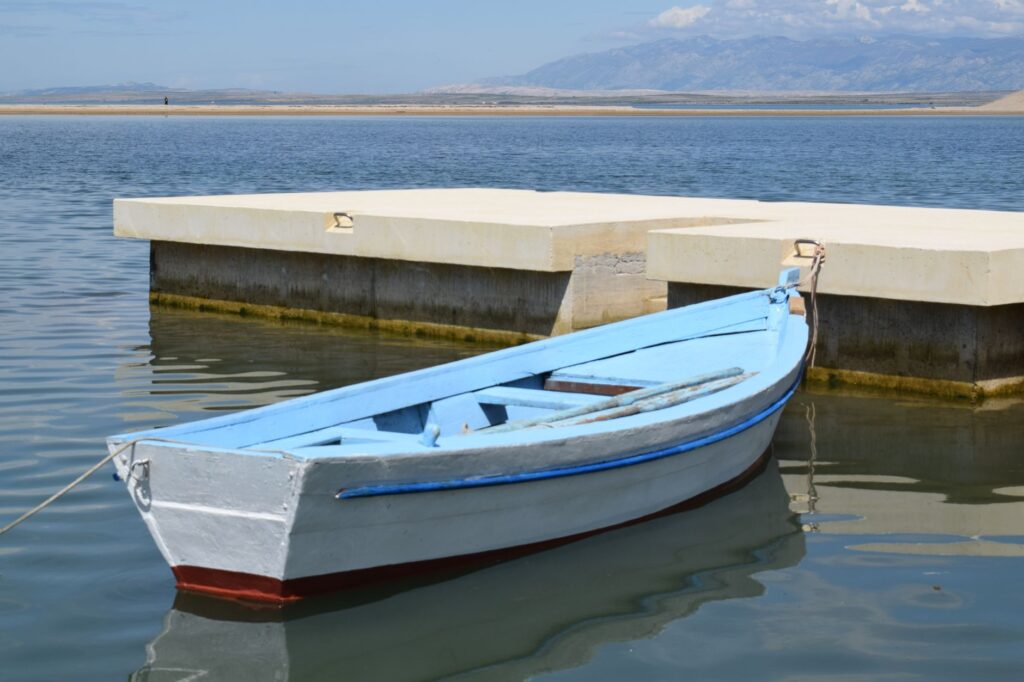 El latido meridional del archipiélago de las Bocas del Kotor: Vapores de ensenada, muelles de piedra y la conectividad anfibia del fiordo montenegrino