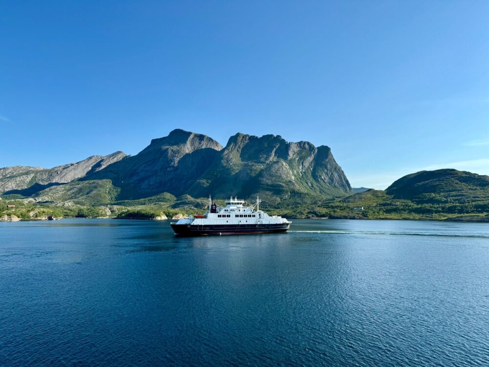 El laberinto de los fiordos árticos: cómo la navegación eléctrica y los caminos costeros transforman el transporte en las islas Lofoten