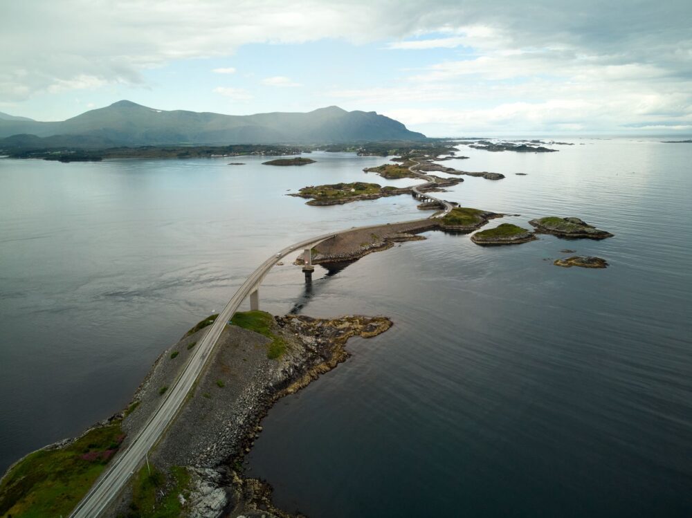 El laberinto intermodal del archipiélago de las Lofoten: transbordadores, carreteras voladizas y la frágil movilidad del Círculo Polar