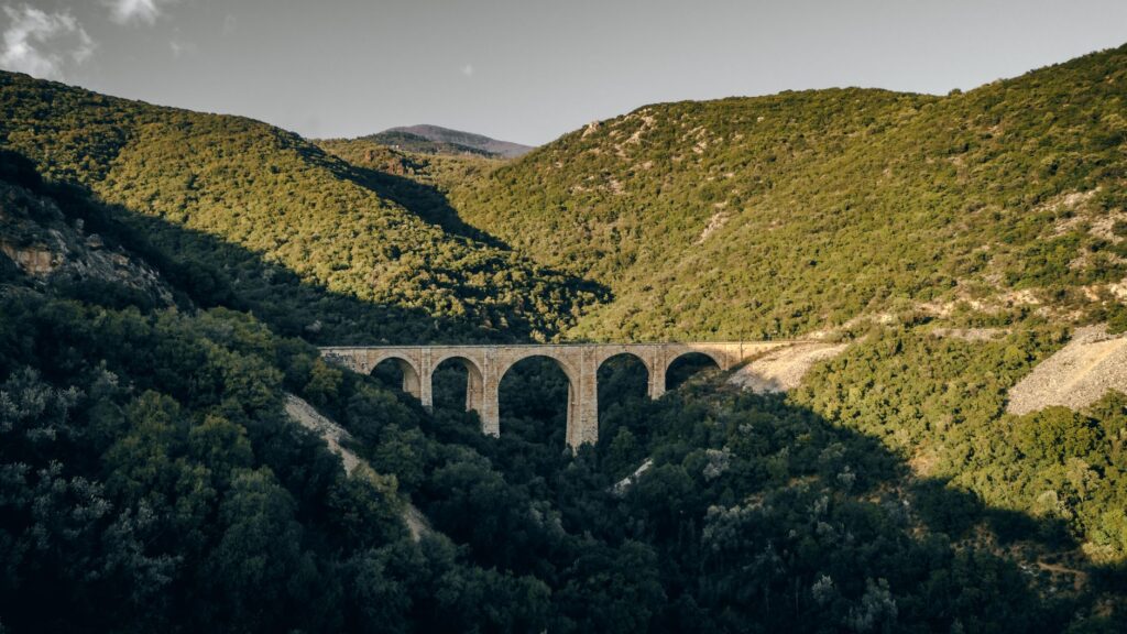 Los raíles de Abruzos: el renacimiento ferroviario que conecta Austria y Estados Unidos con el secreto mejor guardado de Atri
