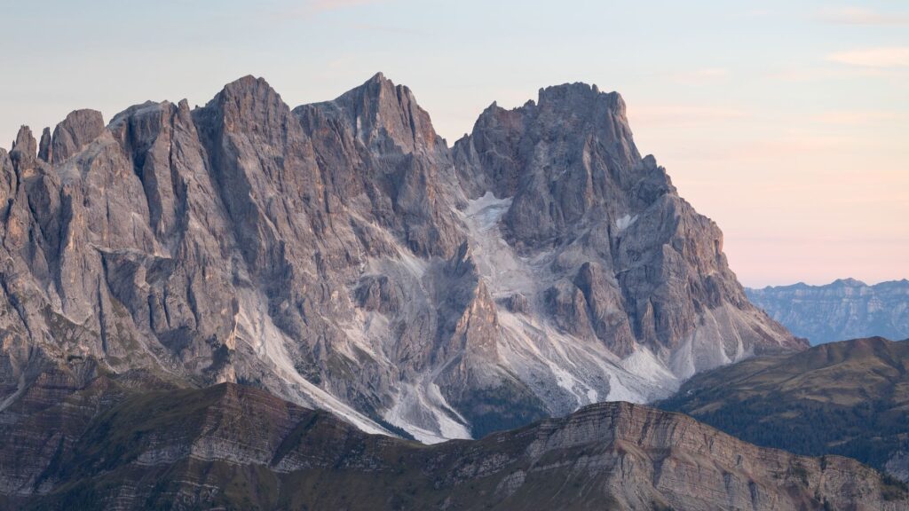 La Ruta Alta de los Dolomitas: Guía de Expedición y Senderismo por las Altas Vías de Italia