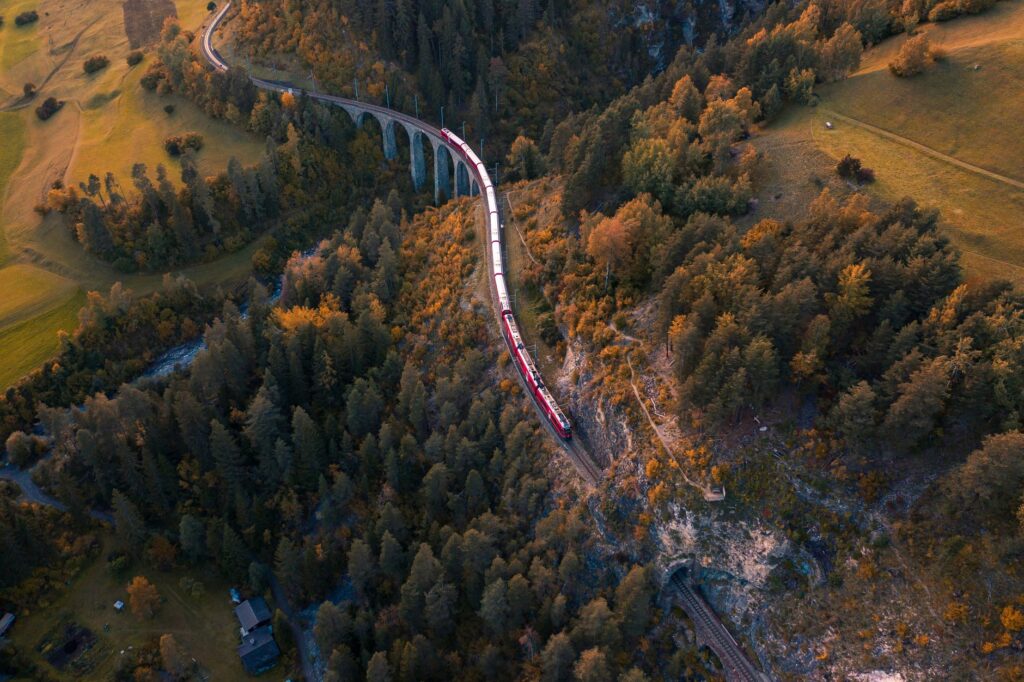 El latido alpino del Bernina Express: ingeniería ferroviaria y el pulso vertical de los valles de los Grisones