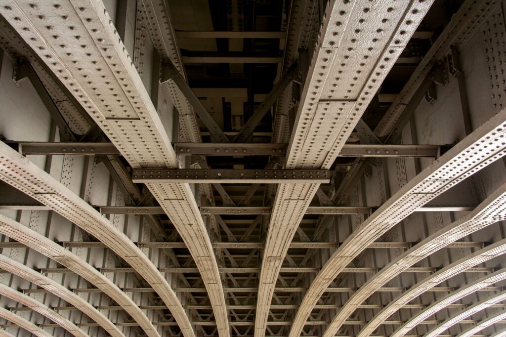 El silencio milenario del tren Transcantábrico: ingeniería de vía métrica y la cornisa cantábrica entre acantilados y brañas