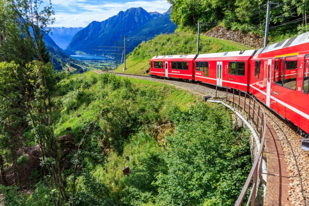 El latido alpino del Bernina: Ingeniería, alta montaña y el corredor ferroviario entre Suiza e Italia