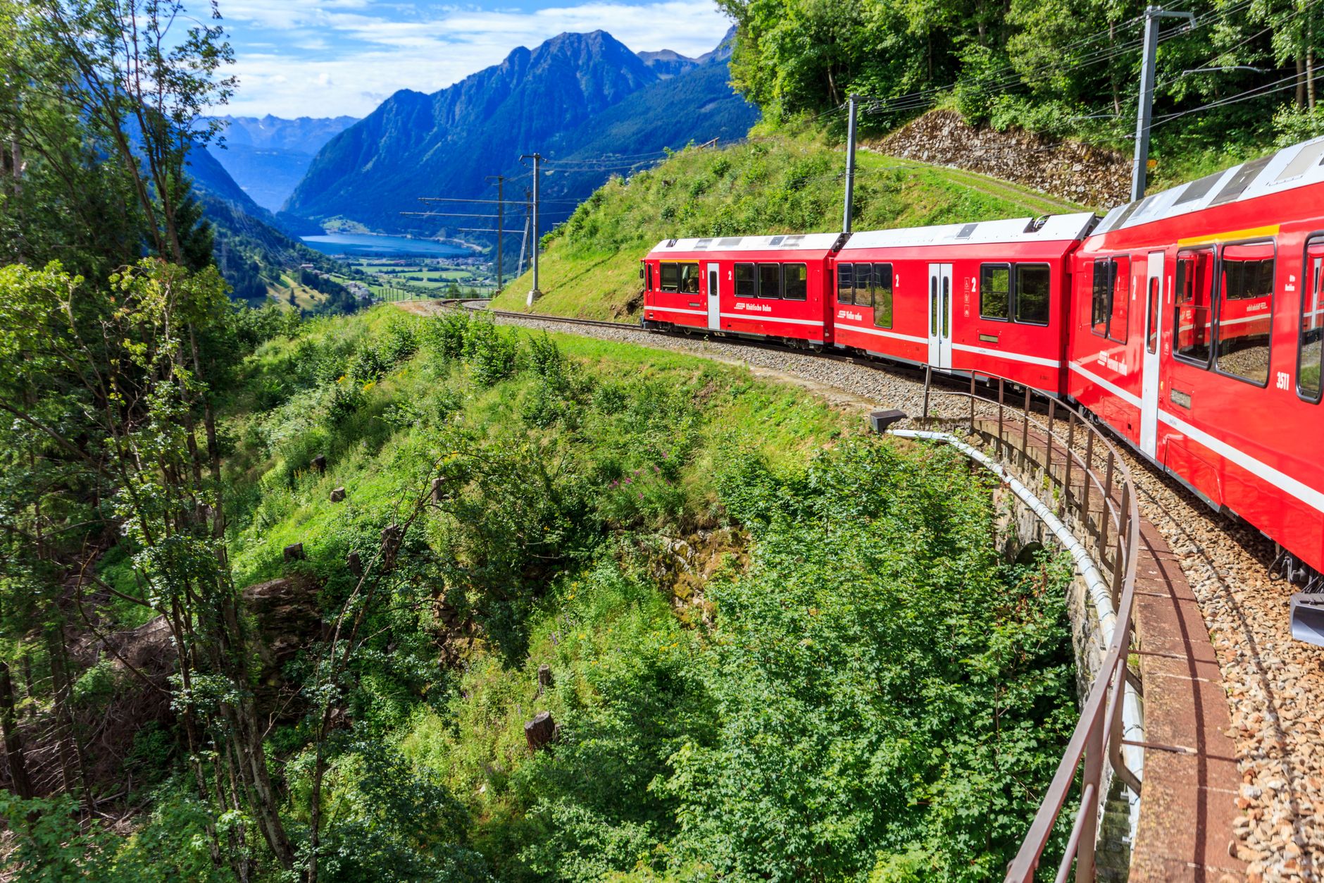 El latido alpino del Bernina: Ingeniería, alta montaña y el corredor ferroviario entre Suiza e Italia