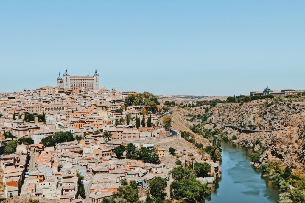 El Renacimiento de la Cerámica de Talavera de la Reina: Pigmentos, Esmaltes y Memoria en los Alfares de Castilla