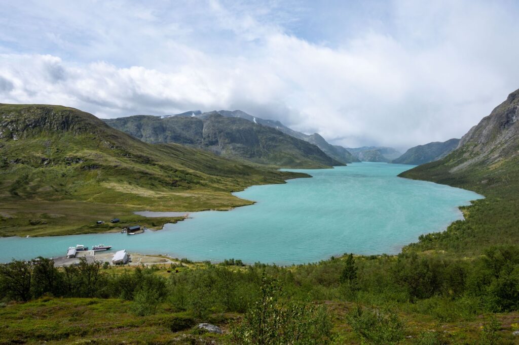 El Dominio Silencioso de Jotunheimen: Geología Glaciar, Alta Ruta y Sostenibilidad en el Techo de Noruega