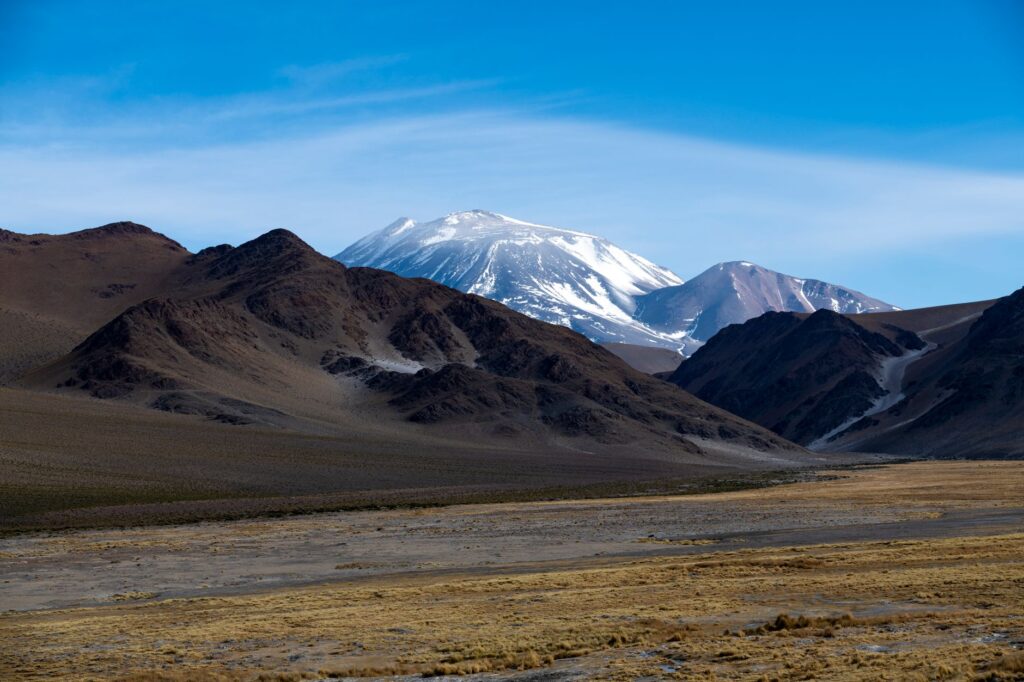 El latido silente de la Puna: Logística de altura, rutas mineras y la conectividad extrema del altiplano argentino