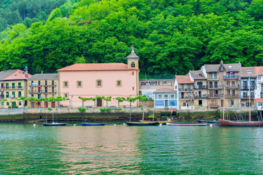 El laberinto de los estuarios mareales: cómo la electrificación fluvial y las vías verdes costeras transforman el transporte en la ría de Mundaka