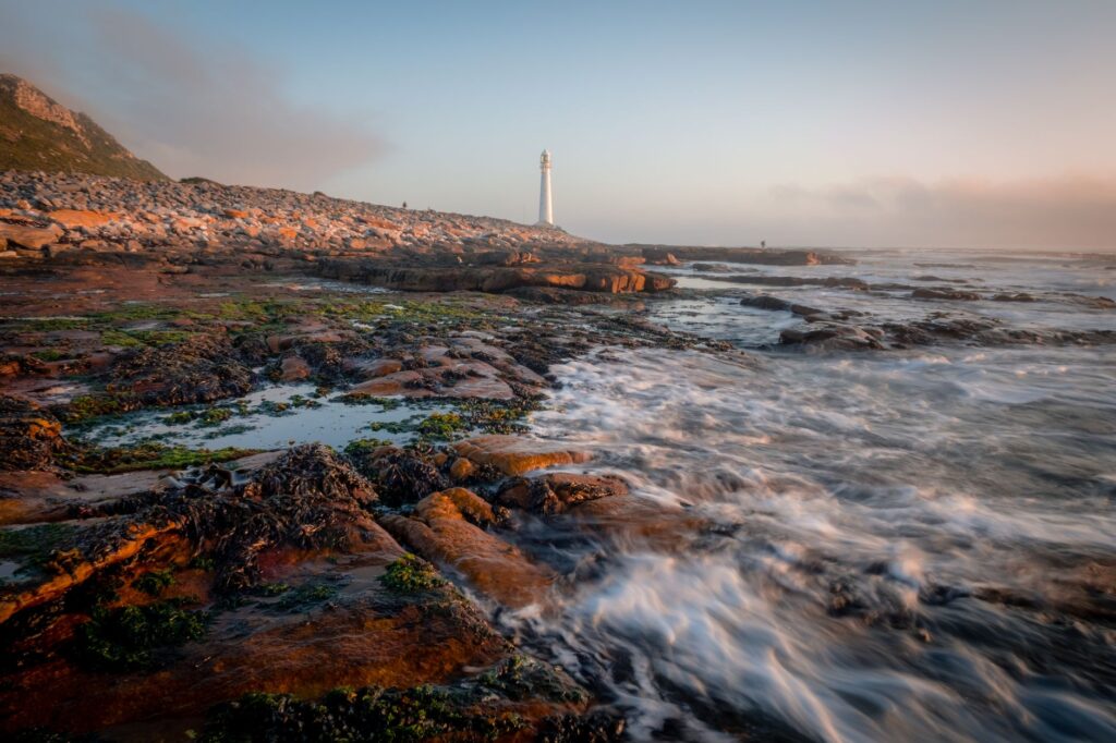 Donde el viento y el mar dictan la energía: El Hierro redefine el turismo sostenible