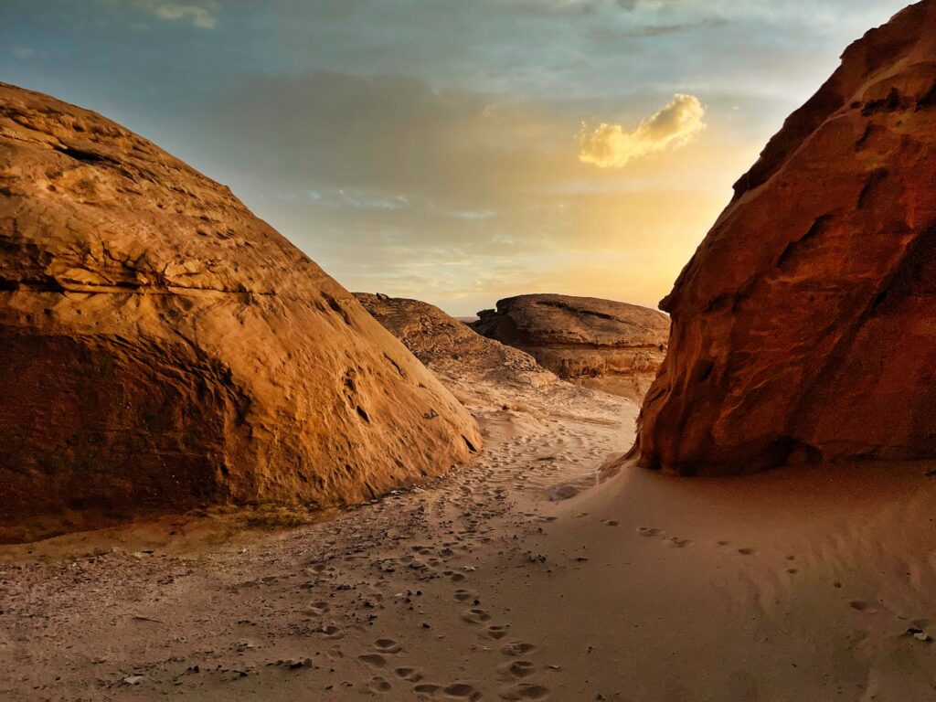 El laberinto intermodal del desierto de Nefud: Pistas de tracción total, camiones aljibe y la frágil conectividad de los oasis septentrionales de Arabia