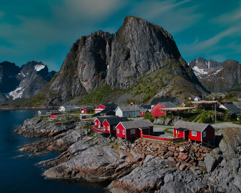 El latido del ferry de Tromsø a las islas Lofoten: navegación ártica y travesía por los fiordos noruegos