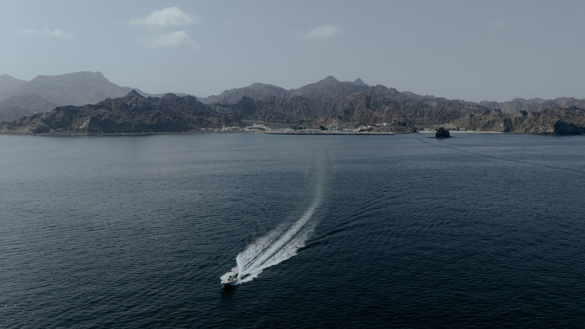 El laberinto aéreo del golfo de Omán: conectividad costera, aviación de matorral y la odisea logística en la península de Musandam