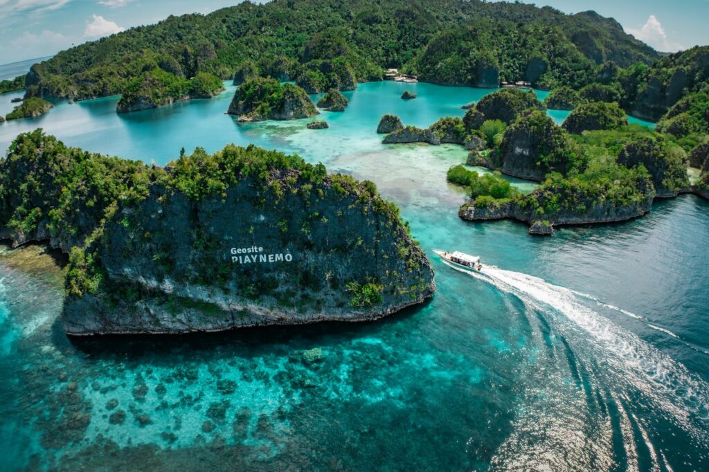 La Travesía del Archipiélago de Raja Ampat en Goleta Pinisi: Guía de Navegación y Logística Marina por el Epicentro de la Biodiversidad Global