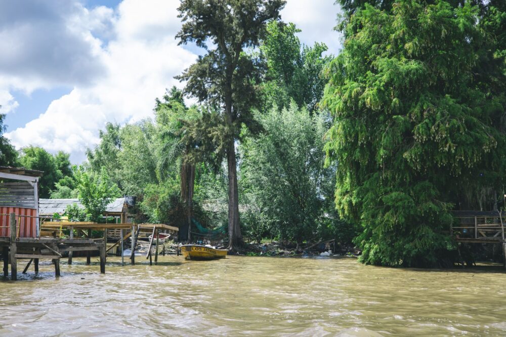 El laberinto intermodal del delta del río Volta: Barcazas de madera, canoas de pescadores y la frágil conectividad de las islas fluviales de Ada