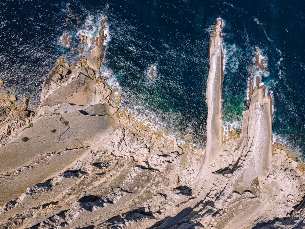 El secreto de la espuma y el Atlántico: la liturgia del percebe y la pesca extrema en las rompientes de la Costa da Morte
