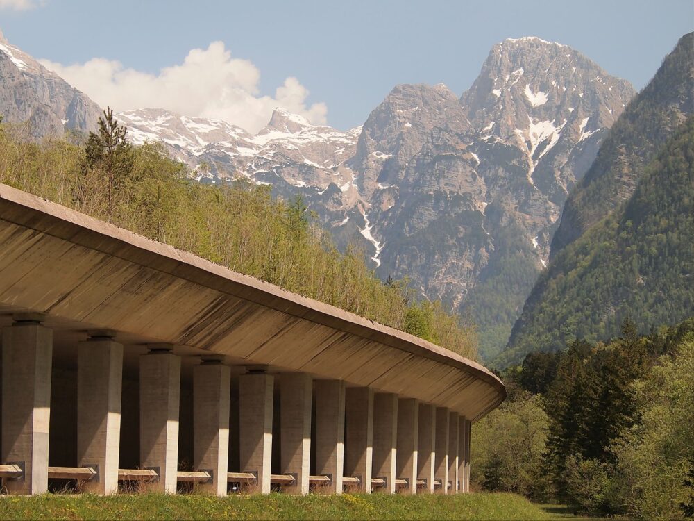 El pentagrama de piedra: Arquitectura, silencio y los talleres de luthier en los valles altos de Cremona