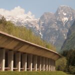 El pentagrama de piedra: Arquitectura, silencio y los talleres de luthier en los valles altos de Cremona