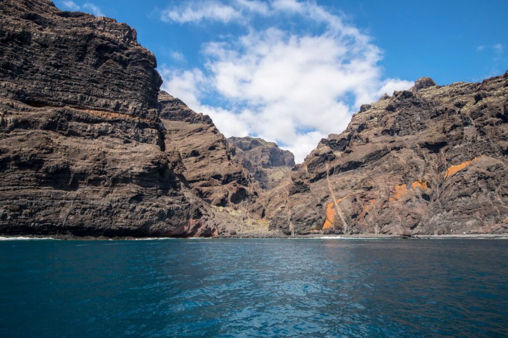 El latido meridional del archipiélago de Fernando Poo: Puertos de marea, lanchas de cabotaje y la conectividad insular de Bioko