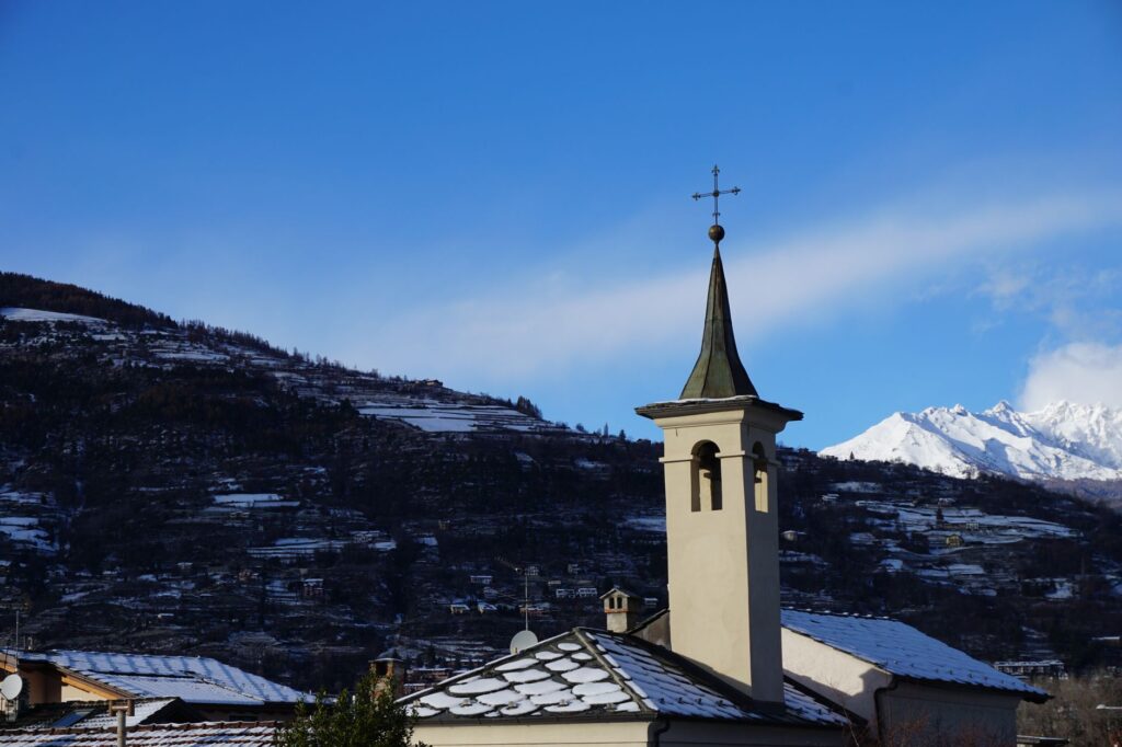 El pentagrama de basalto: Arquitectura, silencio y los talleres de organería en los valles altos de los Alpes Julianos