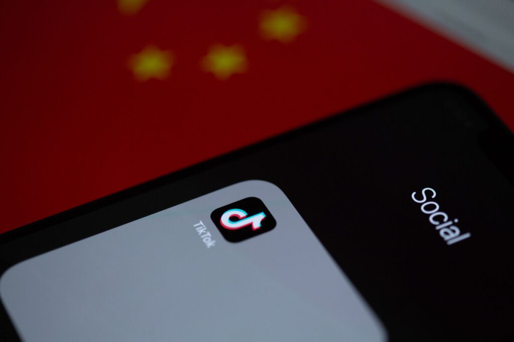 Conectividad alpina y digital: La guía definitiva para entender por qué una eSIM es indispensable en las montañas de Italia