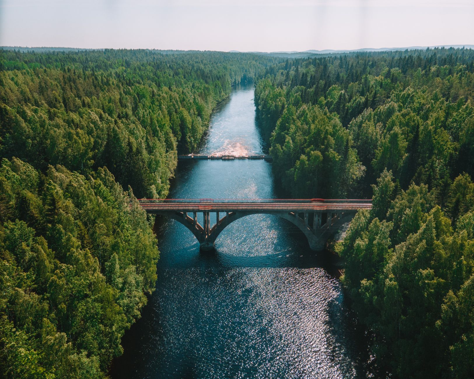 El laberinto de los bosques boreales: cómo el tren de baja emisión y la movilidad fluvial transforman el transporte en Laponia