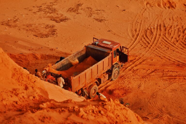 The Iron Pulse of the Sahara: The Logistical and Human Odyssey of the Mauritanian Ore Train