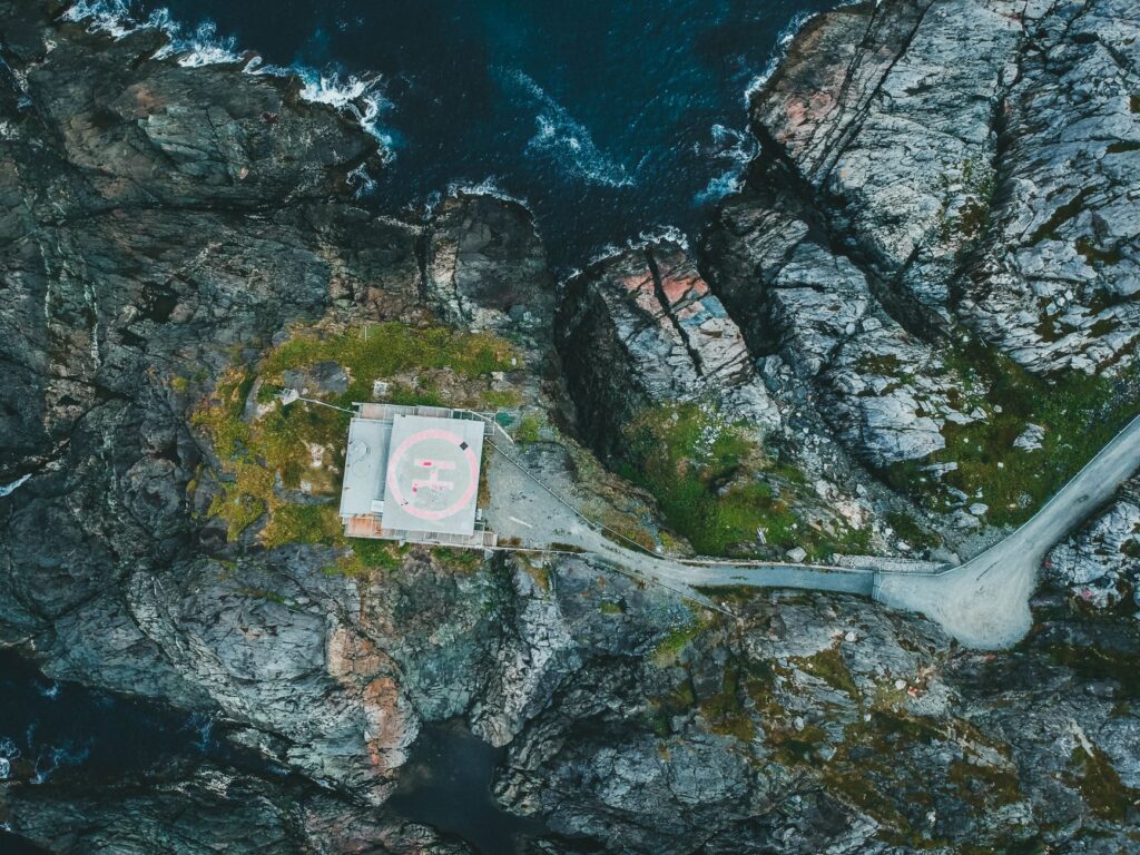 El laberinto intermodal del archipiélago de las islas Feroe: transbordadores de fiordo, helipuertos de niebla y la frágil conectividad de un confín atlántico