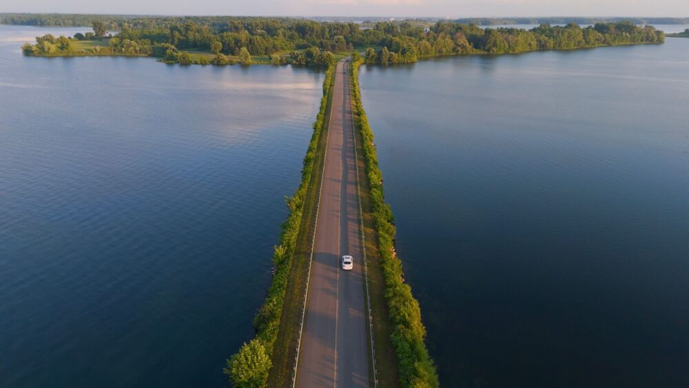El archipiélago de la seda flotante: la ruta eléctrica de los lagos de Masuria y la movilidad sin estelas