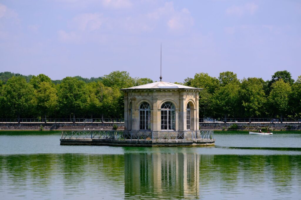 El silencio milenario de los baños termales de Vichy: hidroterapia centenaria y arquitectura termal en el corazón de Auvernia