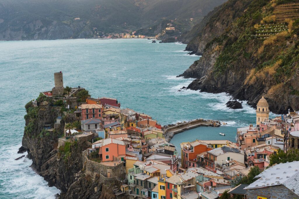 El latido del tren de la franja costera de Cinque Terre: ingeniería de roca y acantilados marinos en Liguria