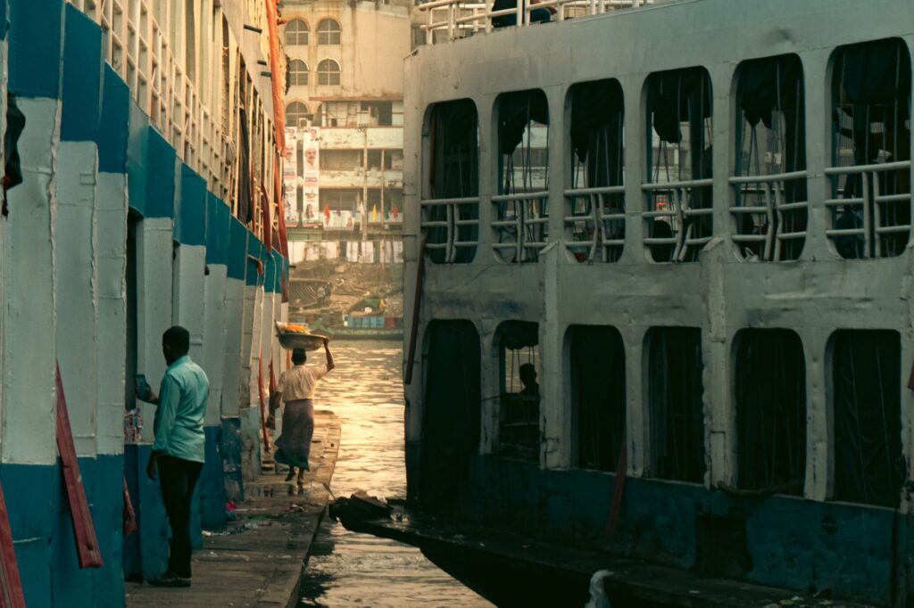 El Expreso de los Altares Fluyentes: Ingeniería fluvial, logística deltaica y la conectividad náutica histórica hacia el corazón de Kerala