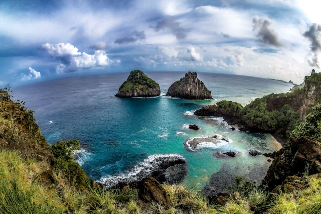 Expedición al Archipiélago de Fernando de Noronha: Guía de Navegación Oceánica y Conservación Marina en el Atlántico Tropical